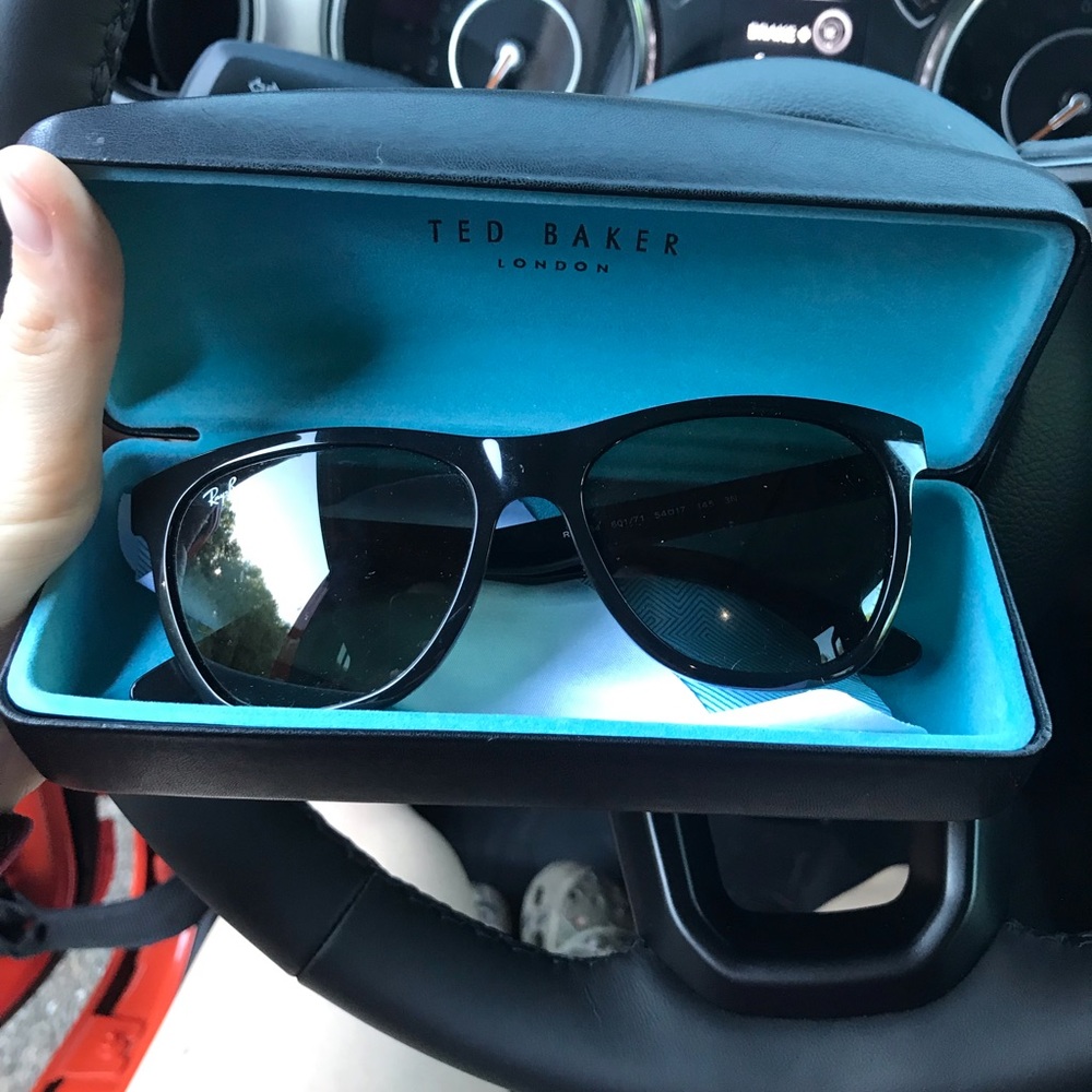 Black oversized classic ray bans